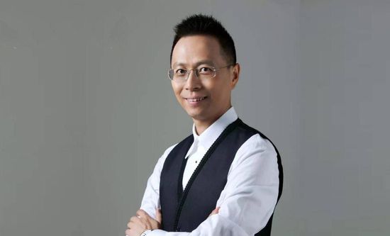 距离五月天的上部演唱会电影已有六年，今五月天再上大银幕，电影《五月天人生无限公司》制作上升不止一个级别，几位团员亲力亲为一起构想，前沿科技为观众营造身临其境的现场感，为粉丝打造;伸手就像可握到阿信的手的福利